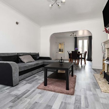 Willa The White Rose Crown, Free Parking & Wifi, 10Beds Colchester Zewnętrze zdjęcie