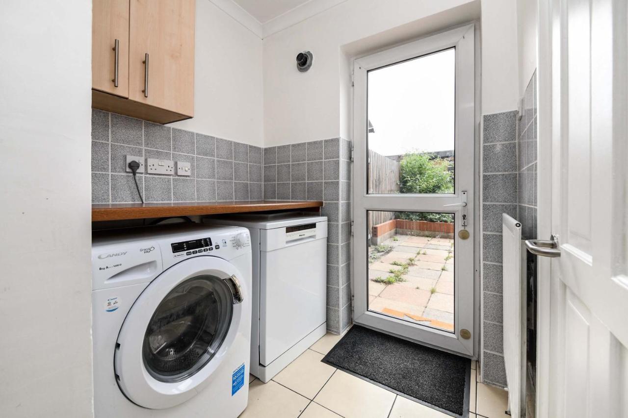 Willa The White Rose Crown, Free Parking & Wifi, 10Beds Colchester Zewnętrze zdjęcie