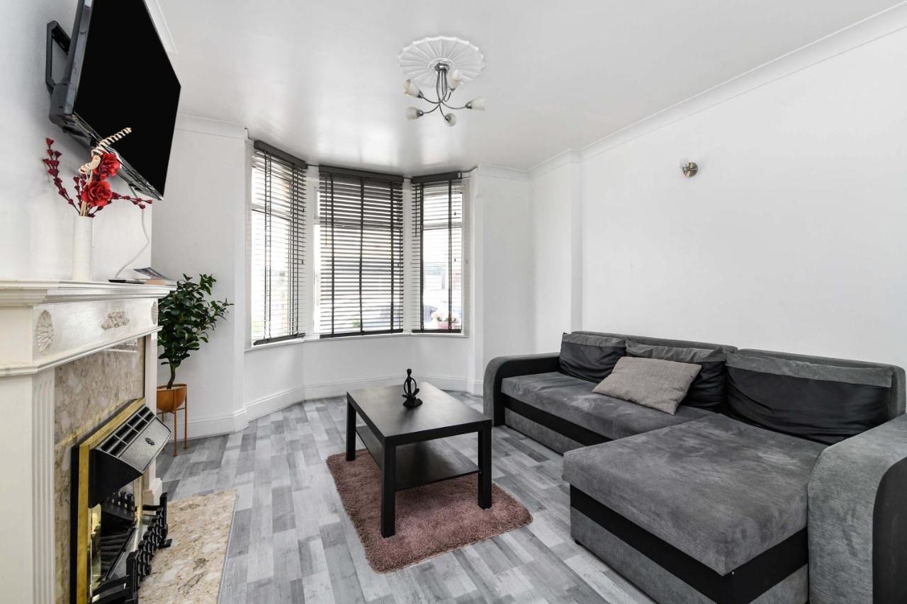 Willa The White Rose Crown, Free Parking & Wifi, 10Beds Colchester Zewnętrze zdjęcie