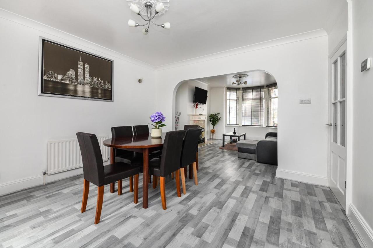Willa The White Rose Crown, Free Parking & Wifi, 10Beds Colchester Zewnętrze zdjęcie
