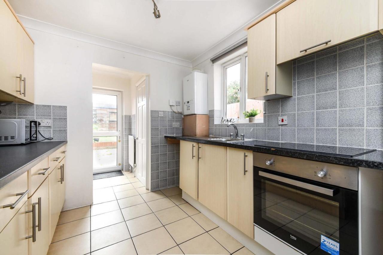 Willa The White Rose Crown, Free Parking & Wifi, 10Beds Colchester Zewnętrze zdjęcie